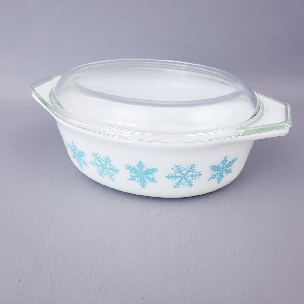 Pyrex Glass Blue Snowflake on White 1.5 Quart Casserole Dish with Lid #043